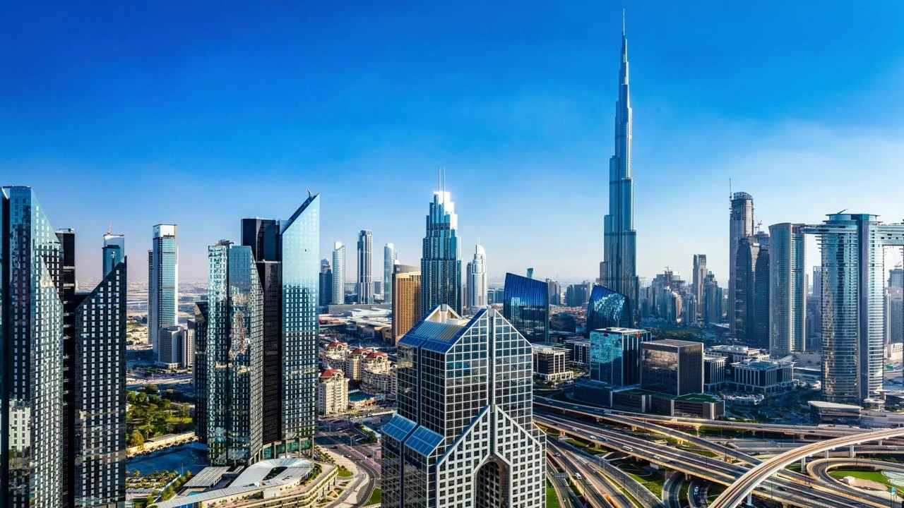 الإمارات تطلق خططاً جديدة لتعزيز استثماراتها في الذكاء الاصطناعي والبنية التحتية الرقمية